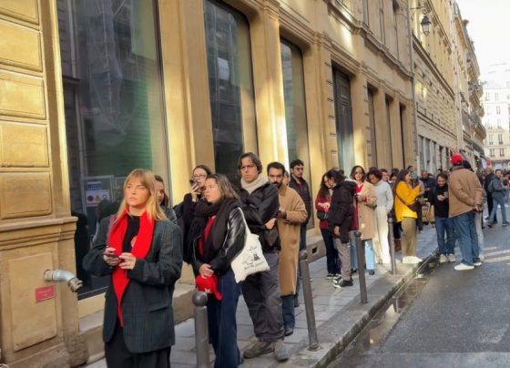 Eleições 2026: brasileiros reclamam de filas para votar no exterior