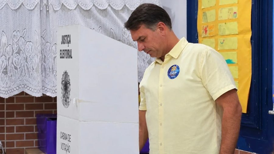 Eleições 2026: Flávio Bolsonaro vota no Rio de Janeiro neste domingo (25)