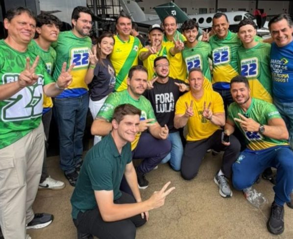 Em BH, Flávio se abraça em deputada que recebia mesada na Farra do INSS