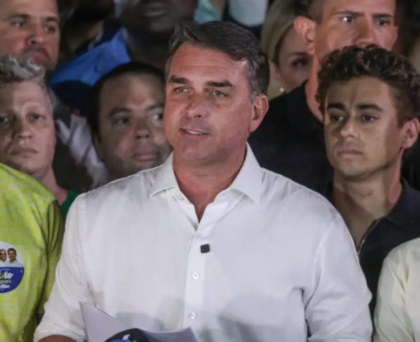 Em carta golpista, Flávio agradece Milei e Trump por apoio para fuga