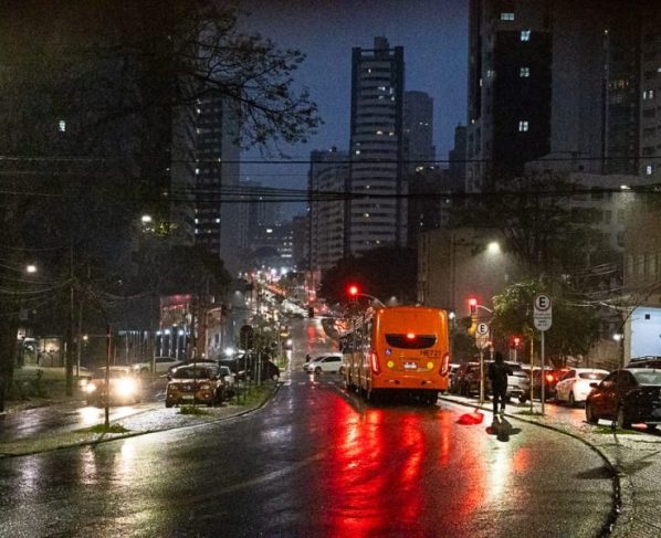 Em Curitiba, transporte coletivo atrasou 37% mais no 2º turno do que no sábado anterior — com a mesma frota