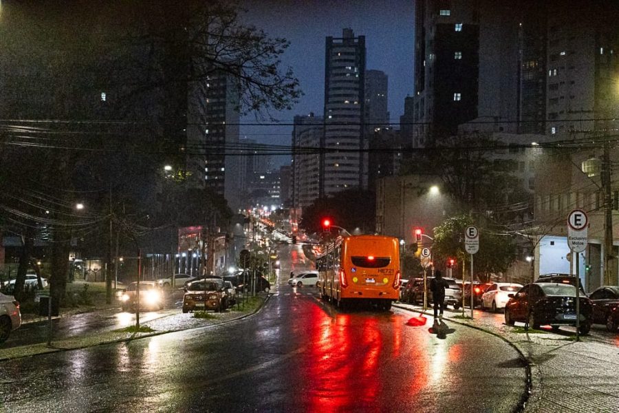 Em Curitiba, transporte coletivo atrasou 37% mais no 2º turno do que no sábado anterior — com a mesma frota