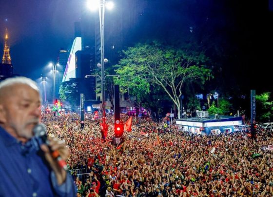 Em fala na Av Paulista, Lula chama vitória de "dia histórico" e beija Janja