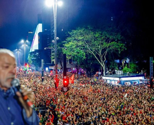 Em fala na Av Paulista, Lula chama vitória de "dia histórico" e beija Janja