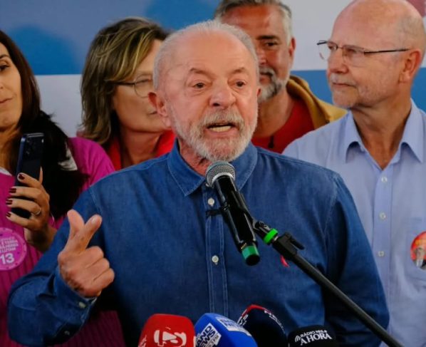 Em Porto Alegre, Lula diz que abrirá sigilos dele e da família e cobra o mesmo de Flávio Bolsonaro
