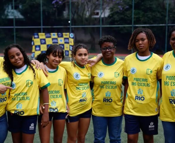 Ex-jogadoras da seleção de futebol incentivam alunas em escolas do Rio