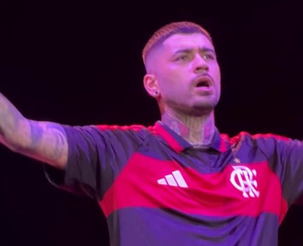 Ex-One Direction, Zayn usa camisa do Flamengo em show na casa do Palmeiras