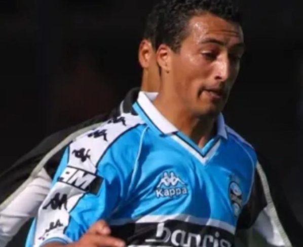 Ex-volante do Grêmio sofre infarto durante jogo e fica em estado grave