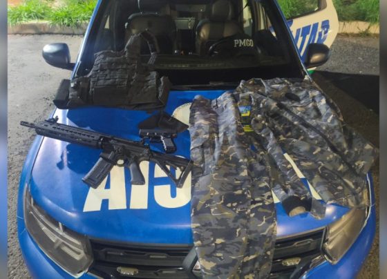 Falso policial ameaça vizinhos com farda e fuzil de airsoft em Goiás