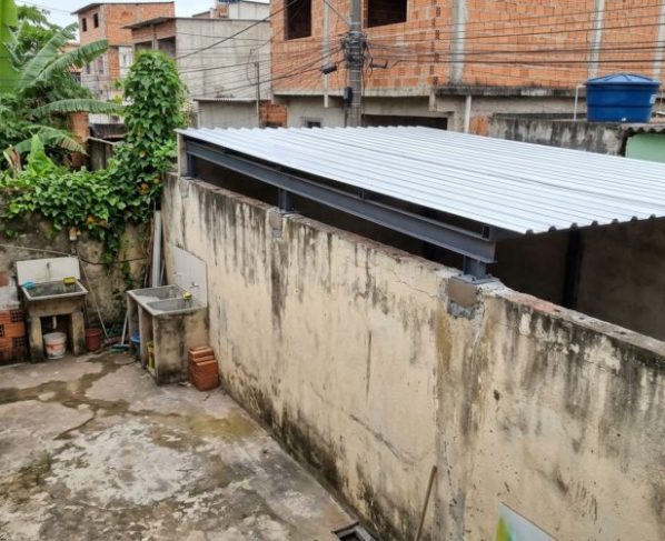 Família investe R$ 12 mil na construção de um muro de 25 metros e descobre que o vizinho usa a estrutura para apoiar uma nova garagem sem pedir autorização
