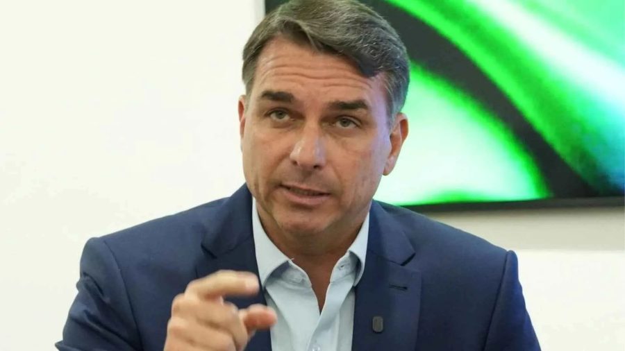 Flávio Bolsonaro anuncia pedido de cassação da chapa de Lula e contesta atuação da PF