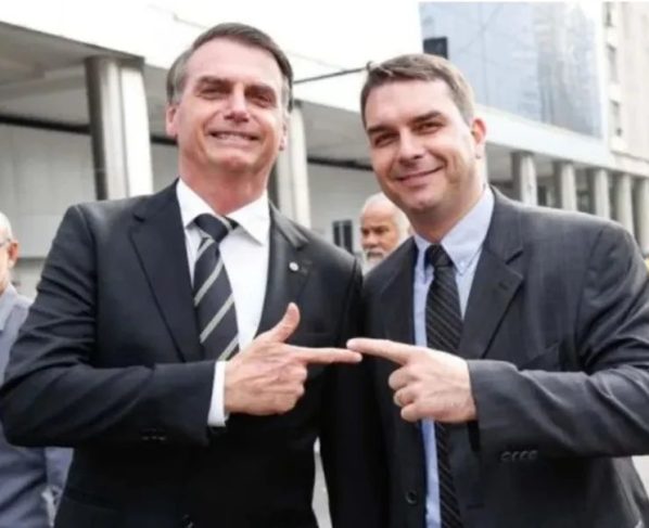 Flávio Bolsonaro diz que receberá faixa presidencial do pai, condenado e preso por tentativa de golpe