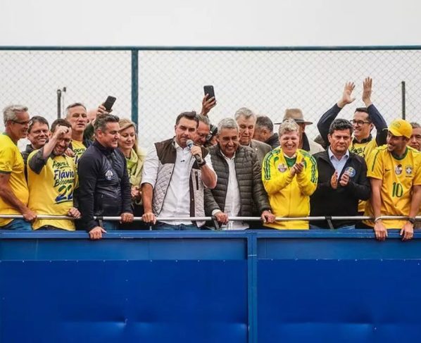 Flávio Bolsonaro promete retomar obras contra enchentes durante visita a Porto Alegre