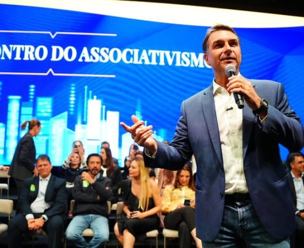 Flávio faz visita ao pai em prisão domiciliar e recebe apoios em SP