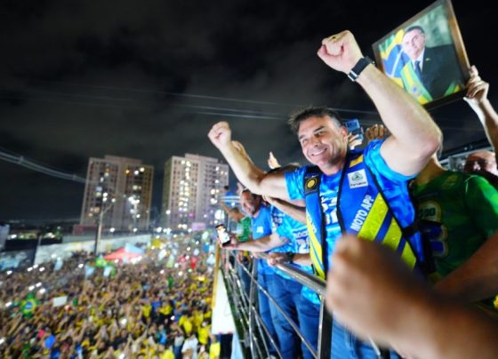 Flávio nega que acabará com Bolsa Família e direitos dos gays: "Fake news"