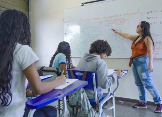 Flávio quer escolas militares; Lula propõe ampliar educação integral