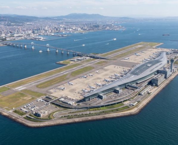 Flutuando sobre uma ilha artificial construída do zero com 21 milhões de metros cúbicos de terra, o gigantesco terminal aéreo asiático trava uma batalha diária e bilionária contra o afundamento gradativo no mar