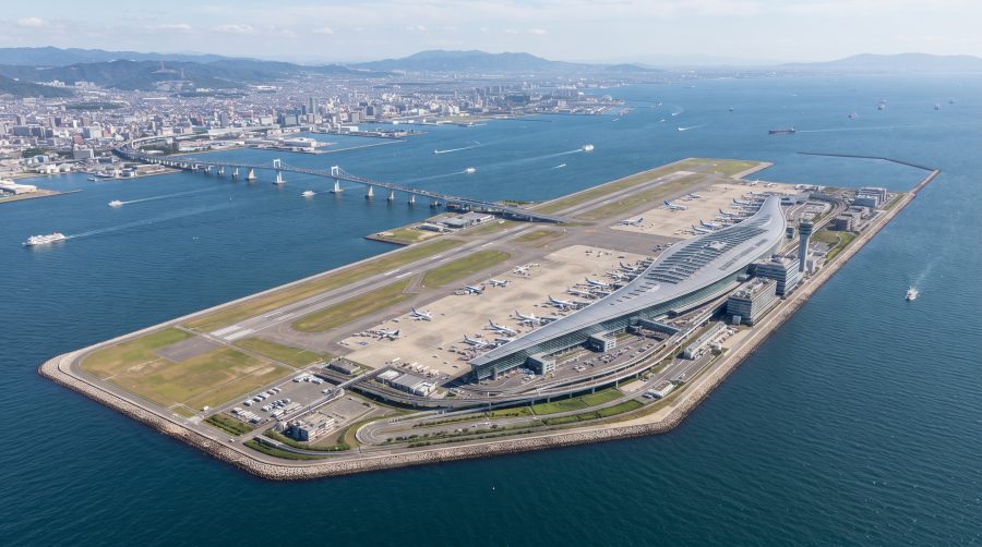 Flutuando sobre uma ilha artificial construída do zero com 21 milhões de metros cúbicos de terra, o gigantesco terminal aéreo asiático trava uma batalha diária e bilionária contra o afundamento gradativo no mar