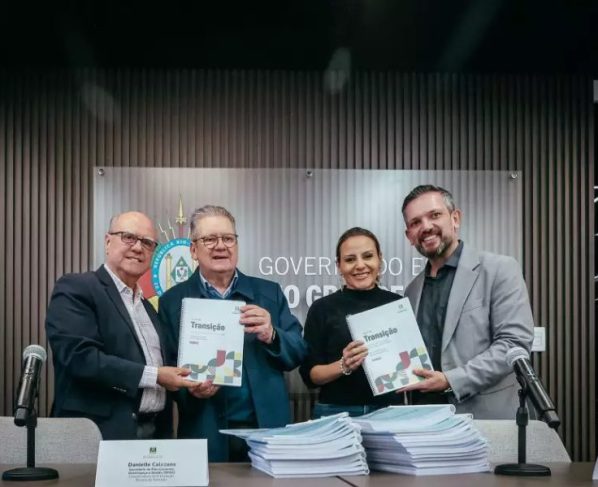 Governo de Eduardo Leite entrega Livros de Transição elaborados para apoiar o processo de mudança de gestão no RS