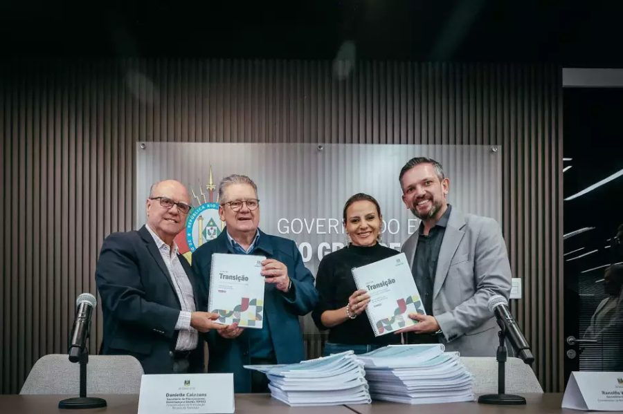 Governo de Eduardo Leite entrega Livros de Transição elaborados para apoiar o processo de mudança de gestão no RS