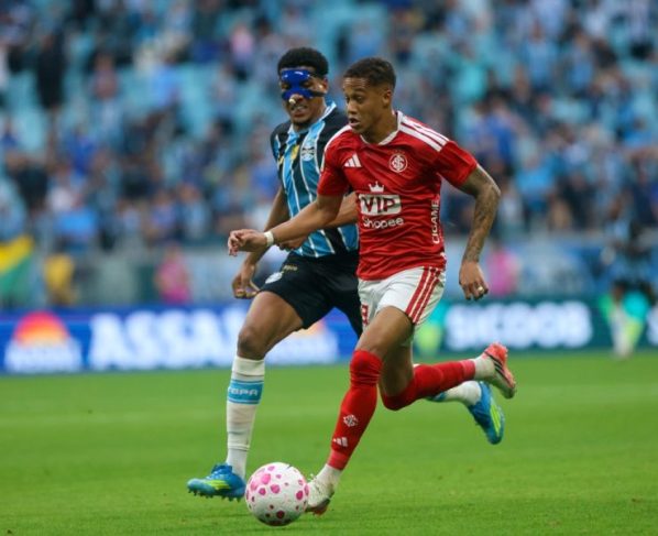 Grêmio e Internacional empatam clássico e seguem no Z4 do Brasileirão