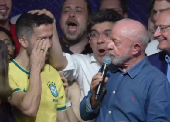 Janones chora ao ser homenageado em discurso da vitória de Lula