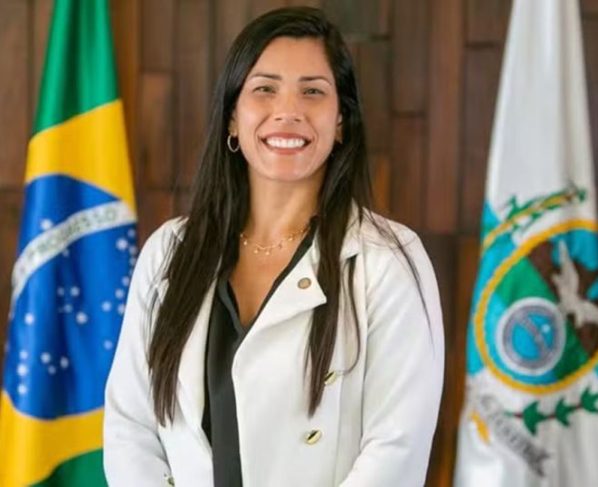 Justiça proíbe deputada de incentivar demissão de opositores