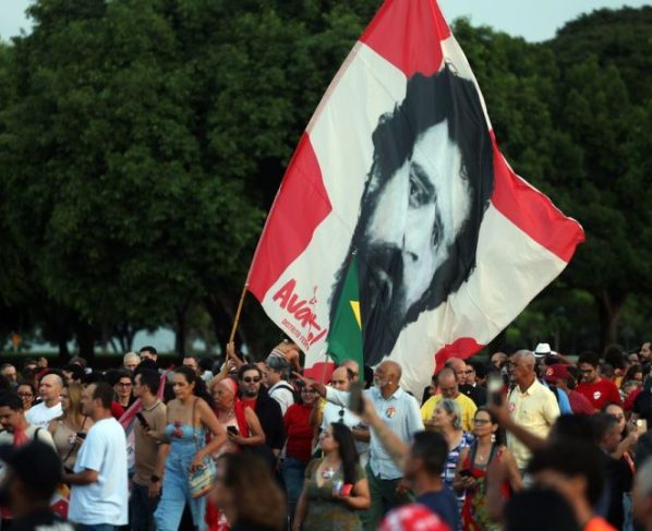 Lula e eleitores idosos se emocionam em “festa de aniversário”
