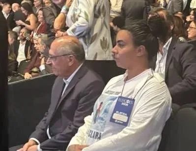 Mãe de Ana Clara chama Flávio Bolsonaro de “monstro” durante debate da Globo
