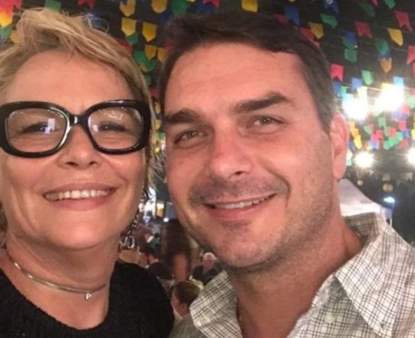 Mãe de Flávio lamenta que "mais um filho" fugiu do Brasil: "Perseguição"
