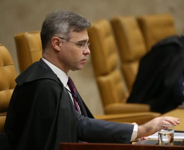 Mendonça proíbe impulsionamento de posts sobre Flávio Bolsonaro e caso Ana Clara