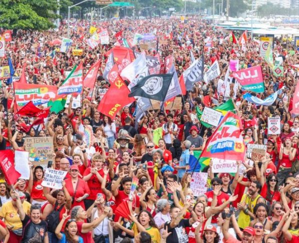 Milhares ocupam Copacabana em ato pela democracia e em apoio a Lula