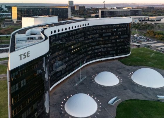 Ministros do TSE se reúnem a portas fechadas após decisão de Zanin