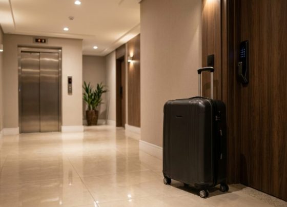 Moradora transforma apartamento de 45 m² em hospedagem de temporada e vizinhos reclamam do movimento de hóspedes durante a madrugada, enquanto a proprietária descobre que pode enfrentar multas e restrições previstas nas regras do condomínio