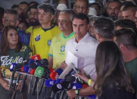 Moraes manda Flávio entregar passaporte e o proíbe de deixar o país