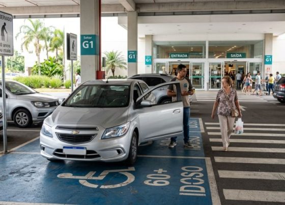 Motorista de aplicativo busca uma passageira idosa em um shopping, utiliza uma vaga reservada e descobre que trabalhar transportando idosos não garante autorização permanente para estacionar ali