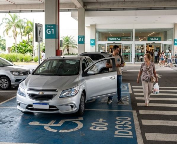 Motorista de aplicativo busca uma passageira idosa em um shopping, utiliza uma vaga reservada e descobre que trabalhar transportando idosos não garante autorização permanente para estacionar ali