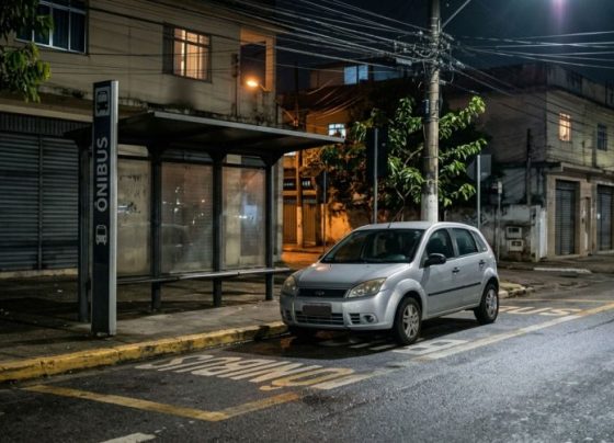 Motorista deixa o carro em um ponto de ônibus durante a madrugada, afirma que nenhuma linha circula naquele horário e descobre quando a sinalização e a área reservada continuam valendo