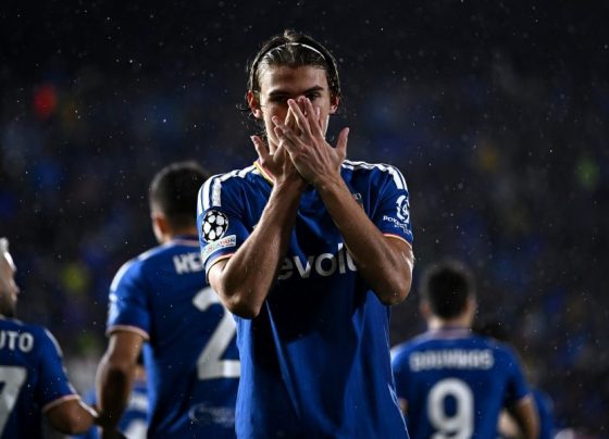 Nico Paz brilha e Como goleia Manchester United na Champions League