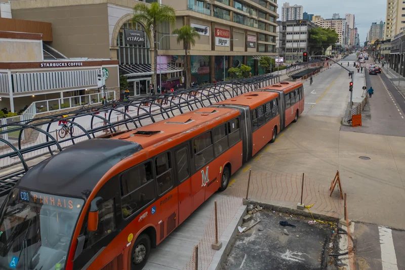 No desenho dos lotes, o edital do ônibus de Curitiba já nasce 7% abaixo da operação atual — e R$ 1,3 bilhão a mais na conta real