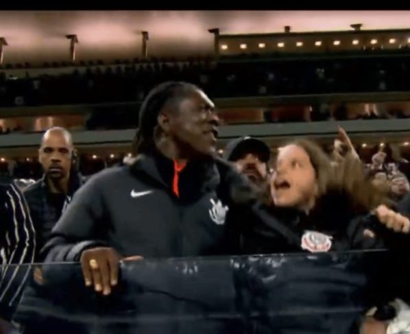 No meio da torcida, Seedorf faz coreografia com torcedores do Corinthians
