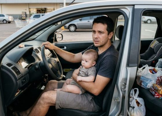 Pai enche cadeirinha de bebê com compras no banco traseiro e leva filho no colo por alguns quilômetros e descobre que transportar uma criança no colo por alguns quarteirões é infração grave, agente explica como funciona a lei da cadeirinha