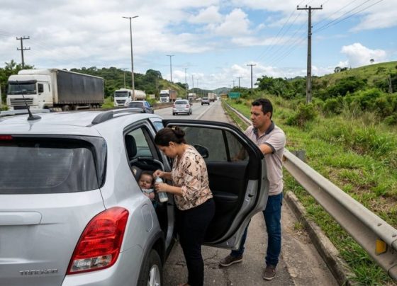 Pai estaciona no acostamento para alimentar o bebê durante uma viagem longa e descobre por que a necessidade da criança não torna qualquer parada automaticamente permitida