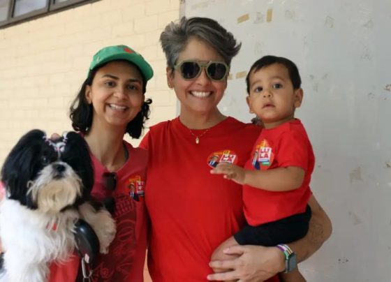 Pais levam filhos a seções eleitorais para ensinar democracia