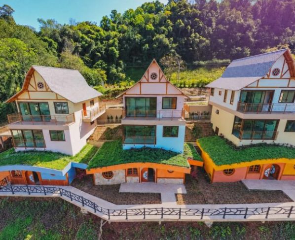Parece conto de fadas: Pousada com cabanas estilo hobbit será inaugurada às margens do Lago de Itá