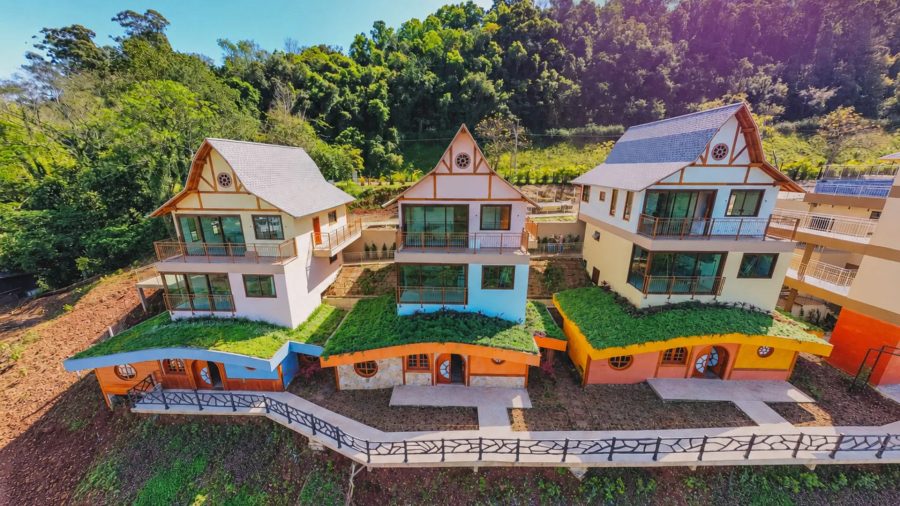 Parece conto de fadas: Pousada com cabanas estilo hobbit será inaugurada às margens do Lago de Itá