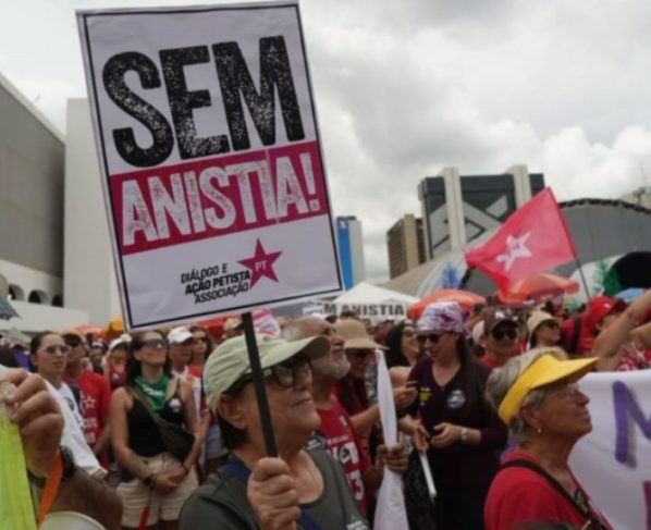 Partidos rechaçam golpismo de Flávio Bolsonaro: ‘Contestação do resultado não se sustenta’