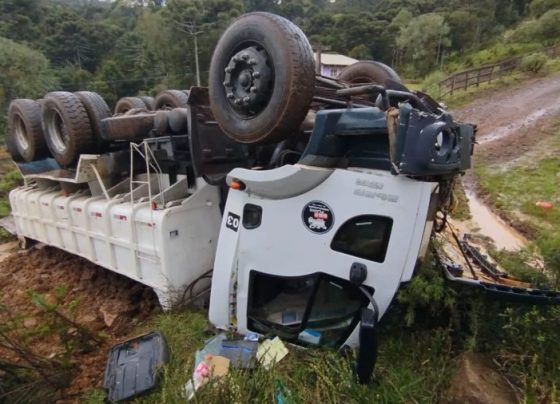 Passageiro morre e motorista é levado ao hospital após caminhão tombar em SC
