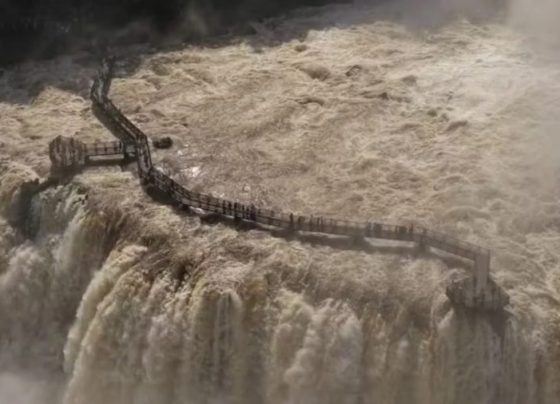 Passarela das Cataratas do Iguaçu é fechada após rio atingir maior vazão do ano