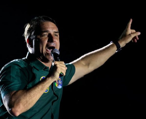 PF rastreia fronteiras para saber se Flávio Bolsonaro saiu do país; Argentina nega entrada